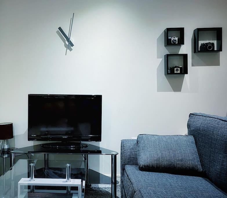 Two Bedroom Luxury Apt With Film Style Swansea Esterno foto