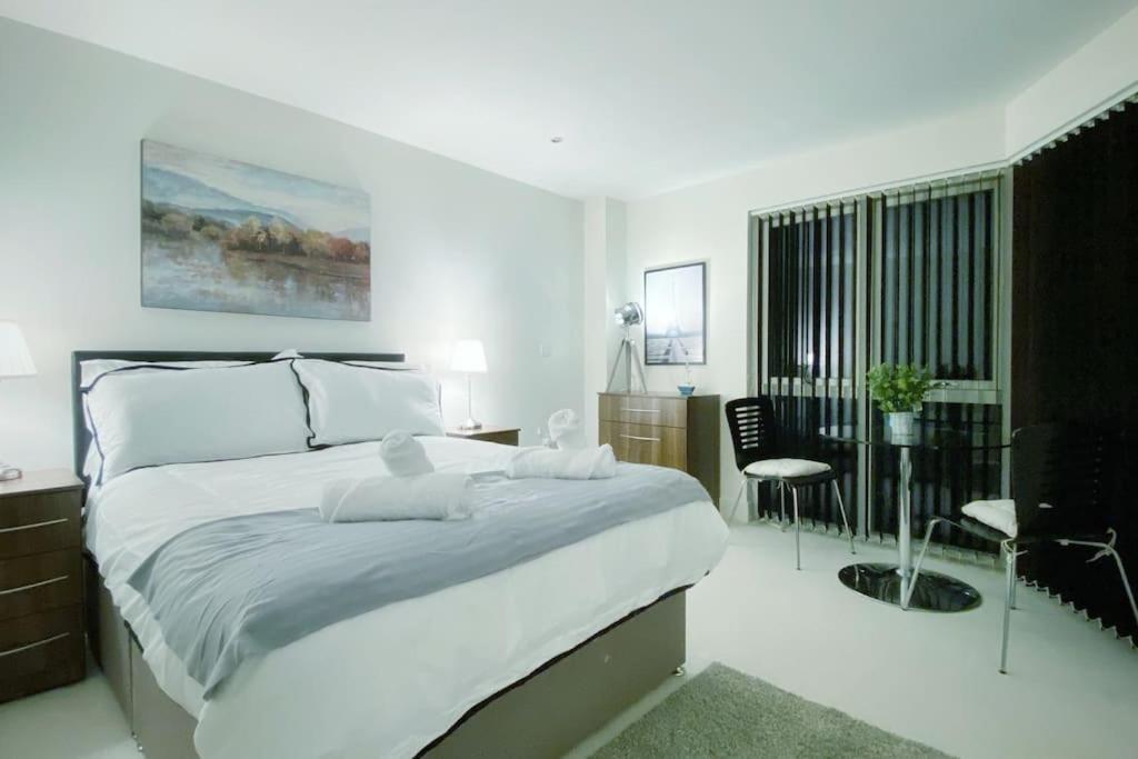 Two Bedroom Luxury Apt With Film Style Swansea Esterno foto