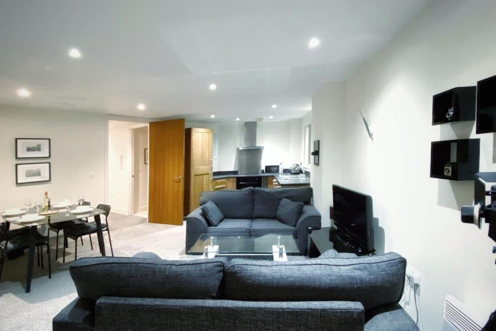 Two Bedroom Luxury Apt With Film Style Swansea Esterno foto