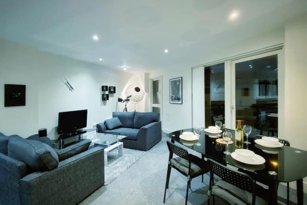 Two Bedroom Luxury Apt With Film Style Swansea Esterno foto