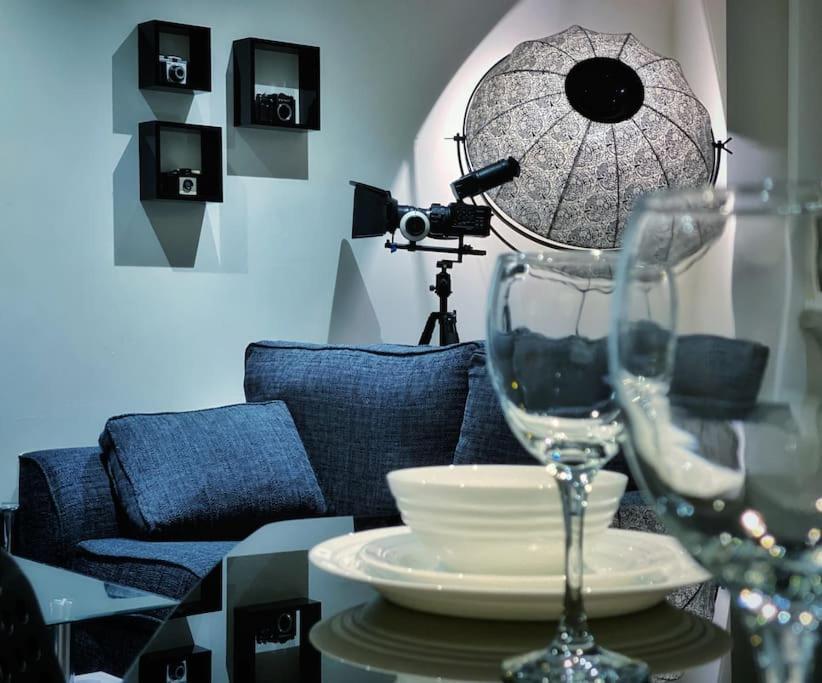 Two Bedroom Luxury Apt With Film Style Swansea Esterno foto