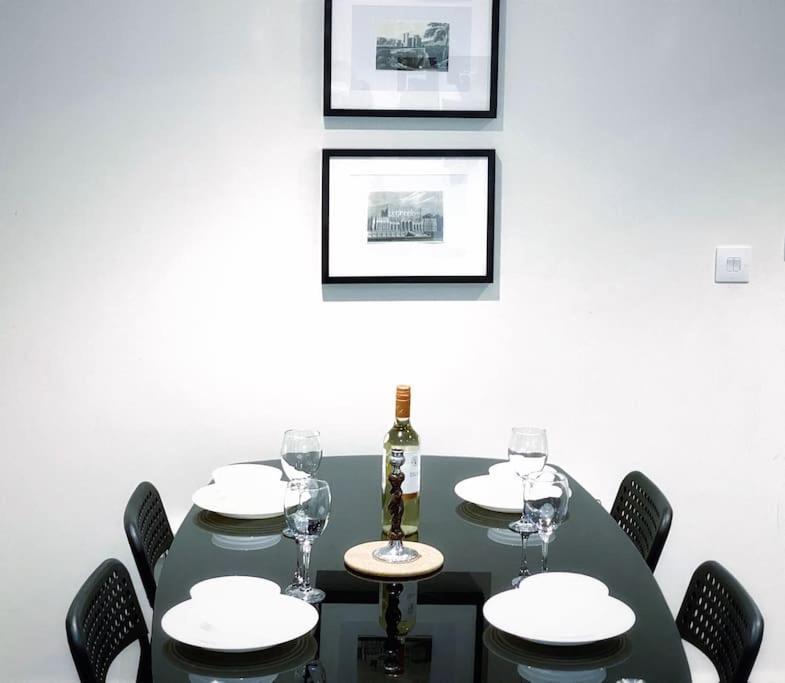Two Bedroom Luxury Apt With Film Style Swansea Esterno foto