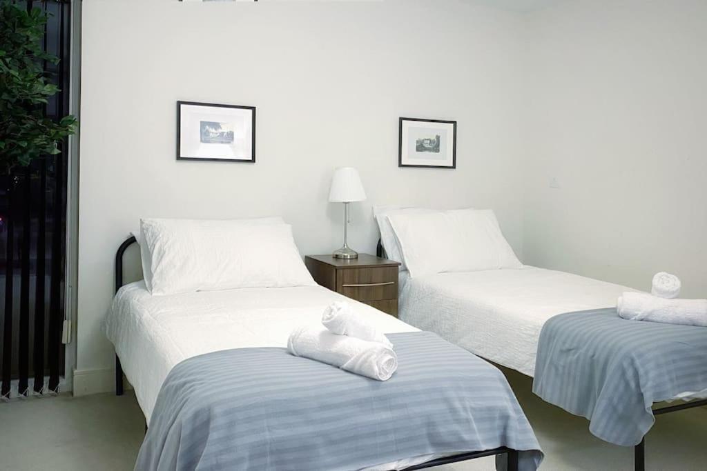 Two Bedroom Luxury Apt With Film Style Swansea Esterno foto