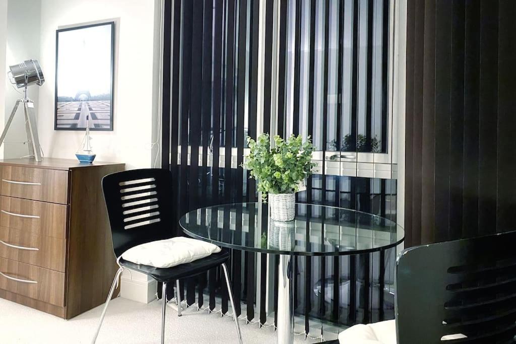 Two Bedroom Luxury Apt With Film Style Swansea Esterno foto