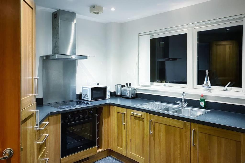 Two Bedroom Luxury Apt With Film Style Swansea Esterno foto