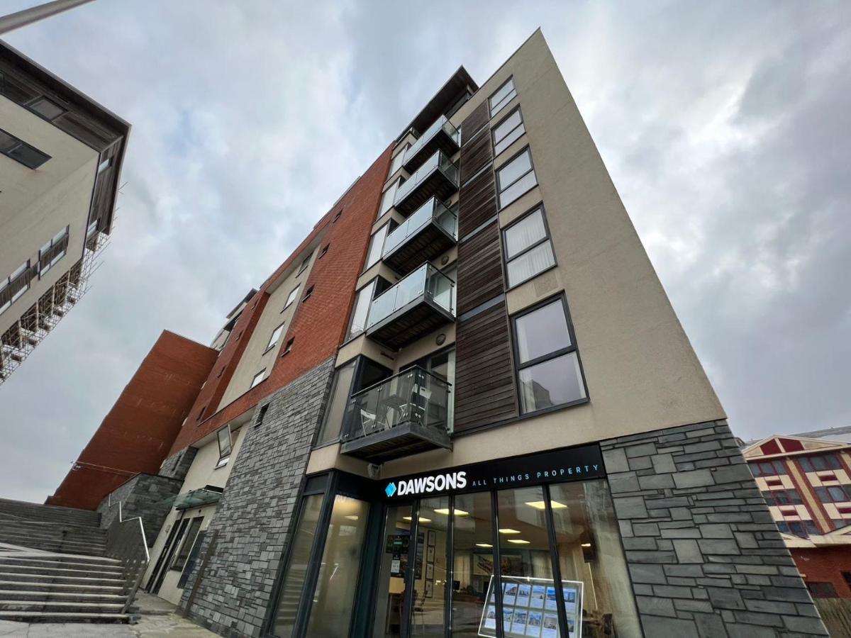 Two Bedroom Luxury Apt With Film Style Swansea Esterno foto